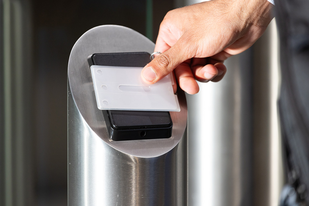 Zutritts&shy;kontrolle bei Muster Elektro in Musterstadt